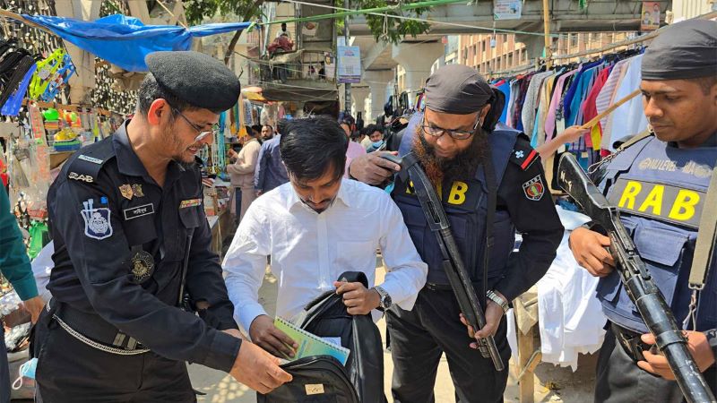 হিযবুত তাহরীরের কর্মসূচি ঘিরে বায়তুল মোকাররমে সতর্ক পুলিশ, মুসল্লিদের তল্লাশি